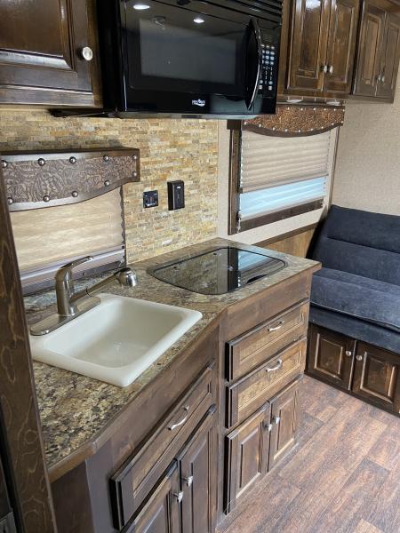 Used USED 2017 Sundowner Gooseneck with living quarters