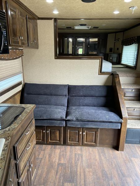 Used USED 2017 Sundowner Gooseneck with living quarters