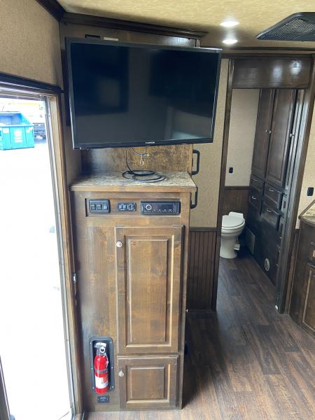 Used USED 2017 Sundowner Gooseneck with living quarters