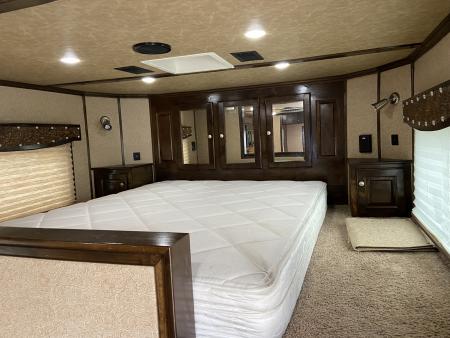 Used USED 2017 Sundowner Gooseneck with living quarters