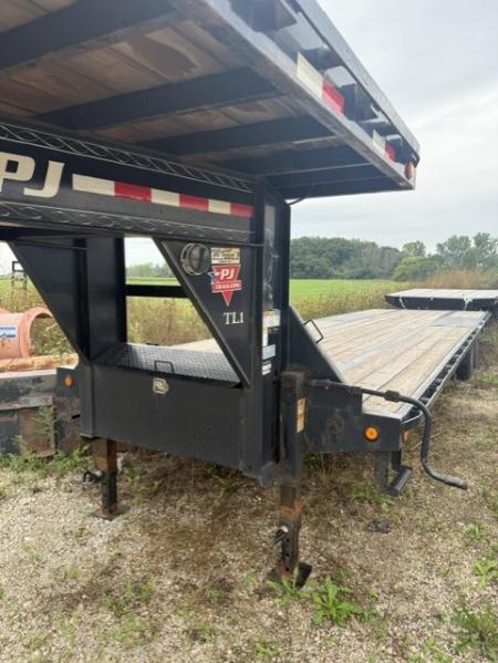 Used 2022 PJ Trailers LD 30' DUALS Flatbed Trailer