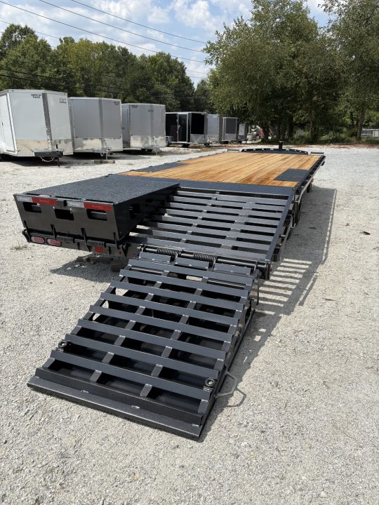 New 2027 Diamond C 8.5x24' Equipment, 5' Dove w/Ramps DEC207