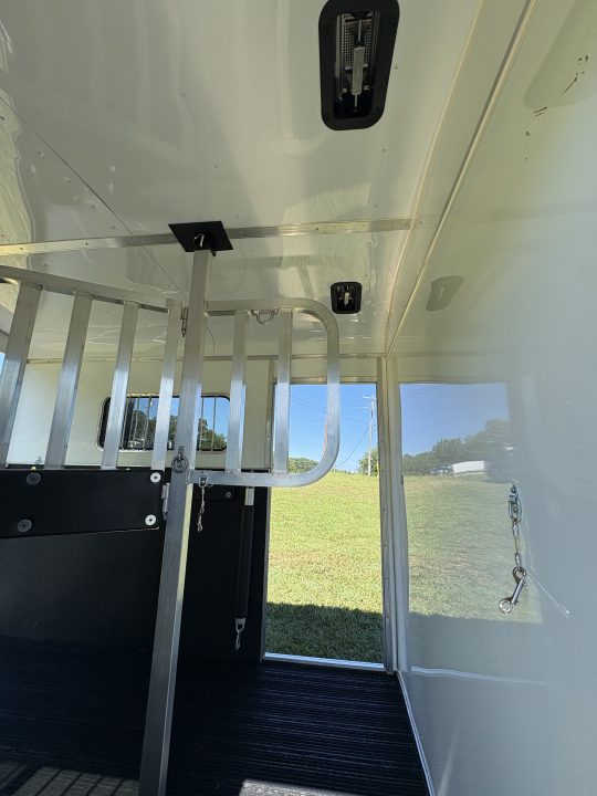 New 2024 Homesteader Trailer 214FB Horse Trailer