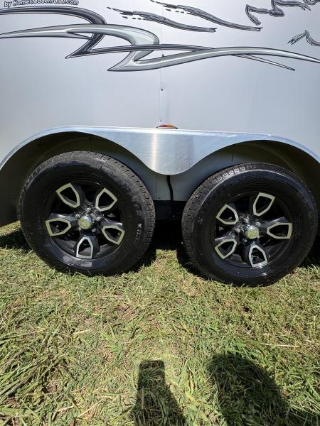 New 2024 Homesteader Trailer 214FB Horse Trailer