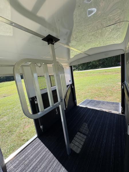 New 2024 Homesteader Trailer 214FB Horse Trailer
