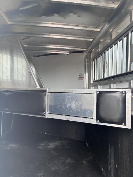 Used 2017 Sundowner Trailers 3H GN Horse Trailer