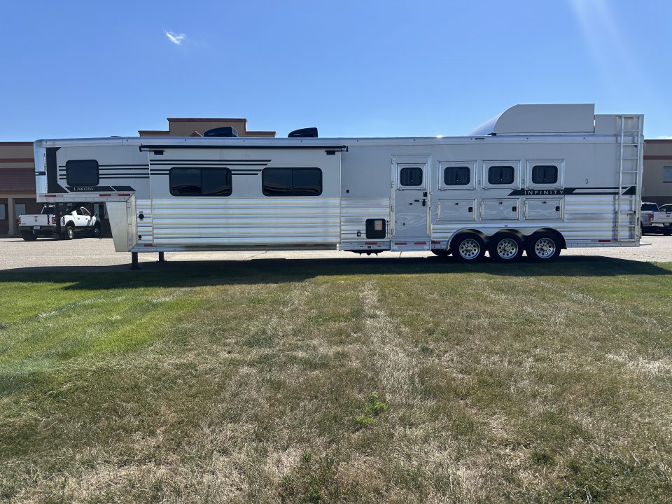 New 2027 Lakota 4H 19' LQ Infinity *Side Load* Horse Trailer