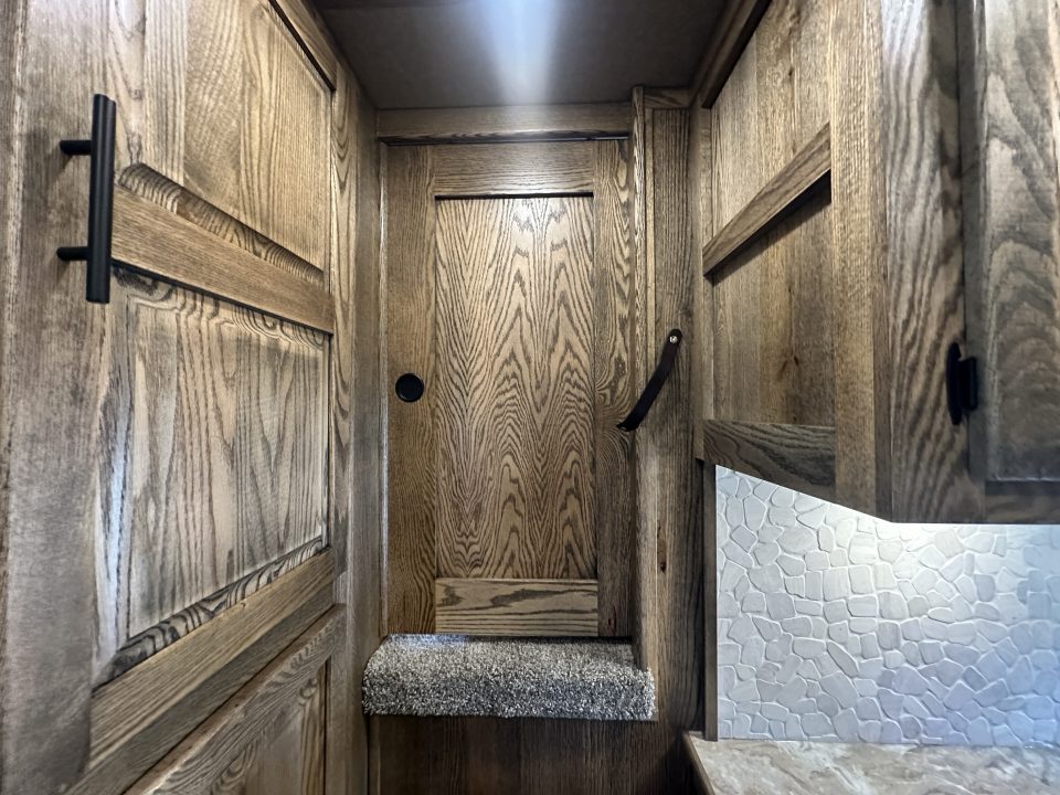 New 2027 Lakota 4H 19' LQ Infinity *Side Load* Horse Trailer