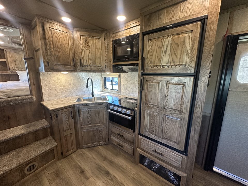 New 2027 Lakota 4H 19' LQ Infinity *Side Load* Horse Trailer