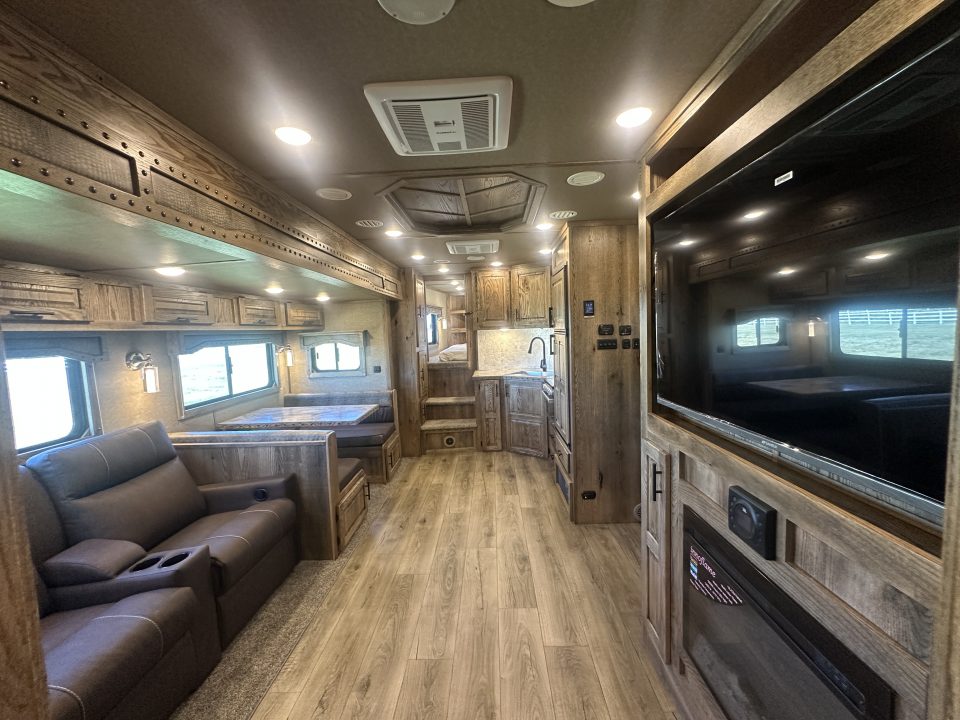 New 2027 Lakota 4H 19' LQ Infinity *Side Load* Horse Trailer