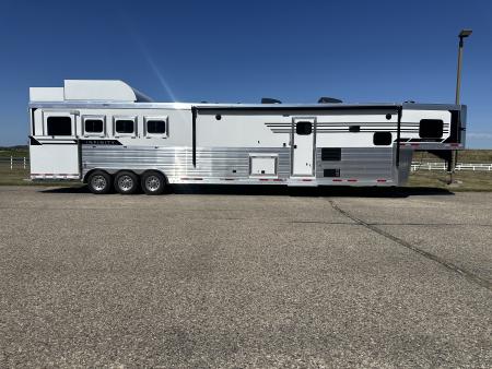 New 2027 Lakota 4H 19' LQ Infinity *Side Load* Horse Trailer