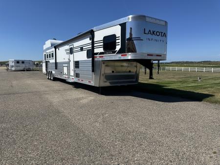 New 2027 Lakota 4H 19' LQ Infinity *Side Load* Horse Trailer