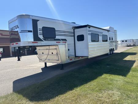 New 2027 Lakota 4H 19' LQ Infinity *Side Load* Horse Trailer