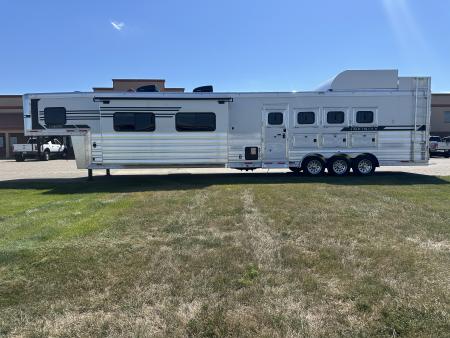New 2027 Lakota 4H 19' LQ Infinity *Side Load* Horse Trailer