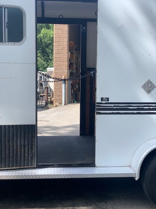 New 2006 Trailers USA 2h GN Horse Trailer