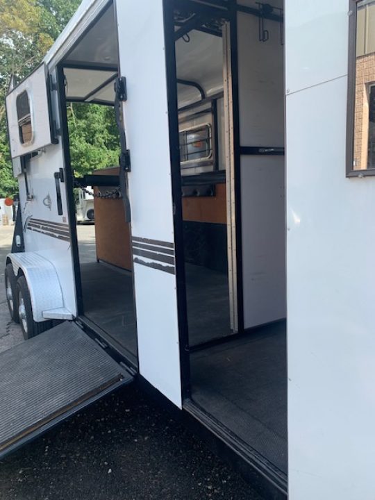 New 2006 Trailers USA 2h GN Horse Trailer