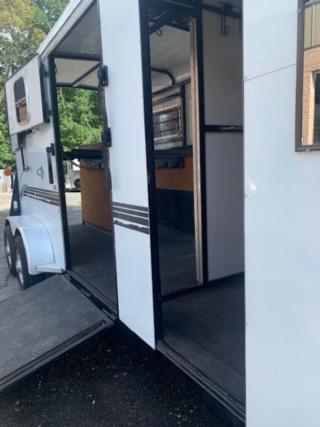 New 2006 Trailers USA 2h GN Horse Trailer