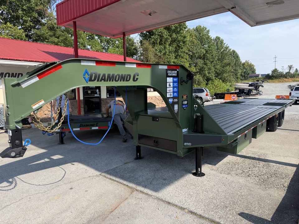 New 2027 Diamond C FMAX212 GOOSENECK TRAILER PACESETTER , GPS, HYDRO DOVE & JACKS , DISC BRAKES , *BLACK ANDONIZED FLOOR