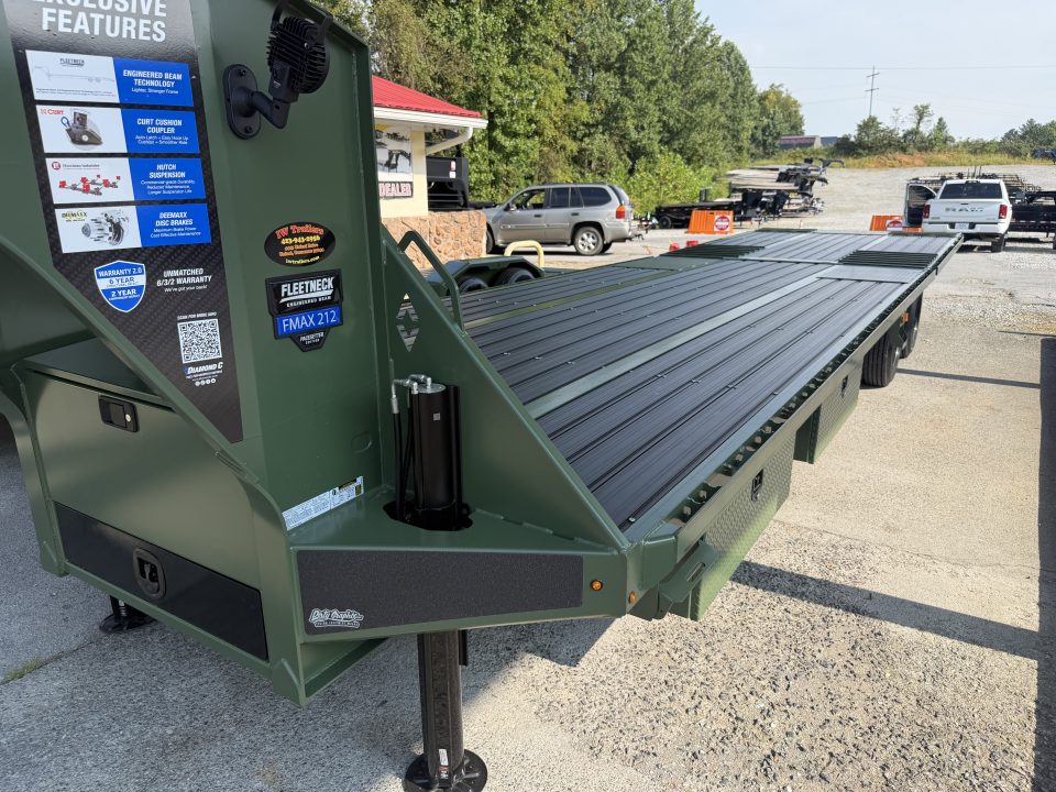 New 2027 Diamond C FMAX212 GOOSENECK TRAILER PACESETTER , GPS, HYDRO DOVE & JACKS , DISC BRAKES , *BLACK ANDONIZED FLOOR