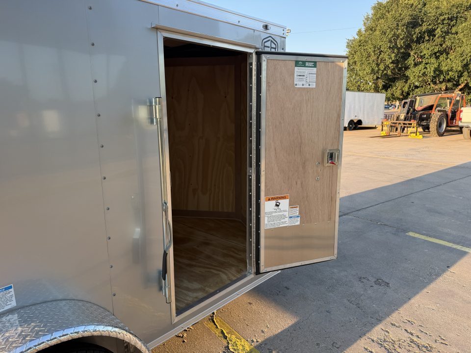 New #056604 2027 FOREST RIVER SA 5 X 8 SINGLE AXLE 3K ENCLOSED W/ REAR RAMP DOOR
