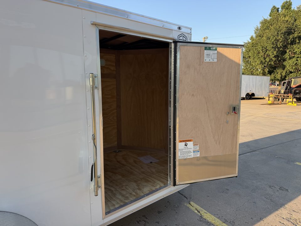 New #056883 2027 FOREST RIVER SA 5 X 10 SINGLE AXLE 3K ENCLOSED W/ REAR RAMP DOOR