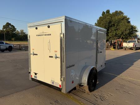 New #056883 2027 FOREST RIVER SA 5 X 10 SINGLE AXLE 3K ENCLOSED W/ REAR RAMP DOOR