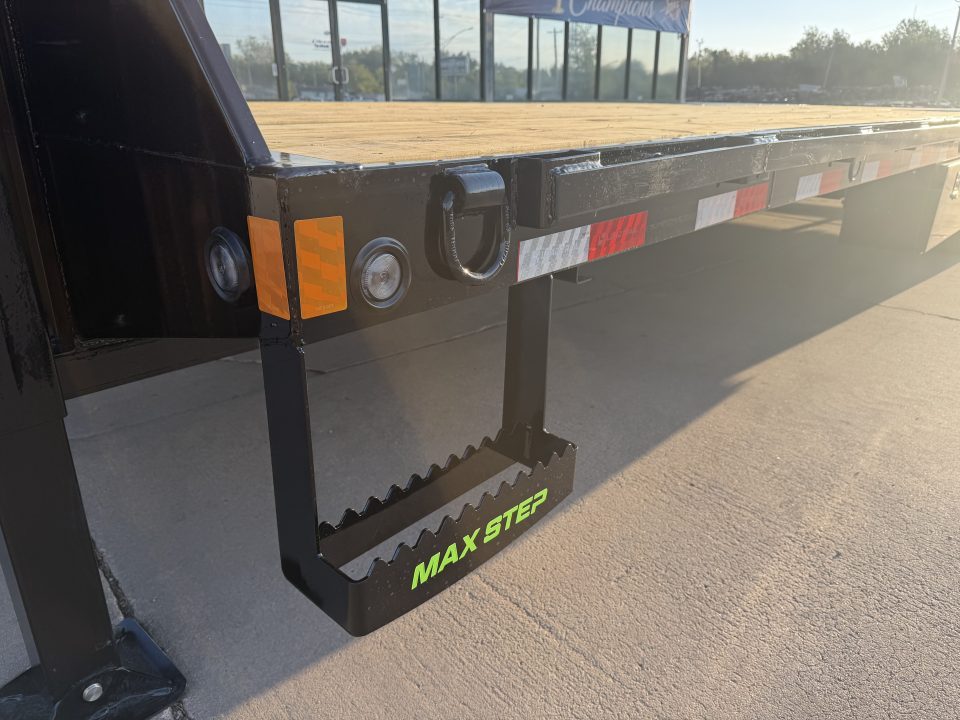 New #394618 2027 LOAD TRAIL GL 32 X 102 DUAL TANDEM LOW-PRO 24K GOOSENECK W/ HYDRAULIC DOVETAIL & JACKS