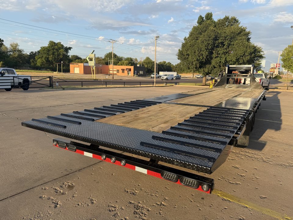 New #394618 2027 LOAD TRAIL GL 32 X 102 DUAL TANDEM LOW-PRO 24K GOOSENECK W/ HYDRAULIC DOVETAIL & JACKS