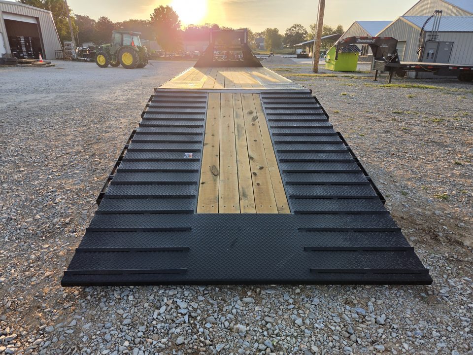 New 2027 Load Trail 102X32 TANDEM LO-PRO GOOSENECK W/12' CLETED HYDROTAIL HYDROJACKS & 10K AXLES