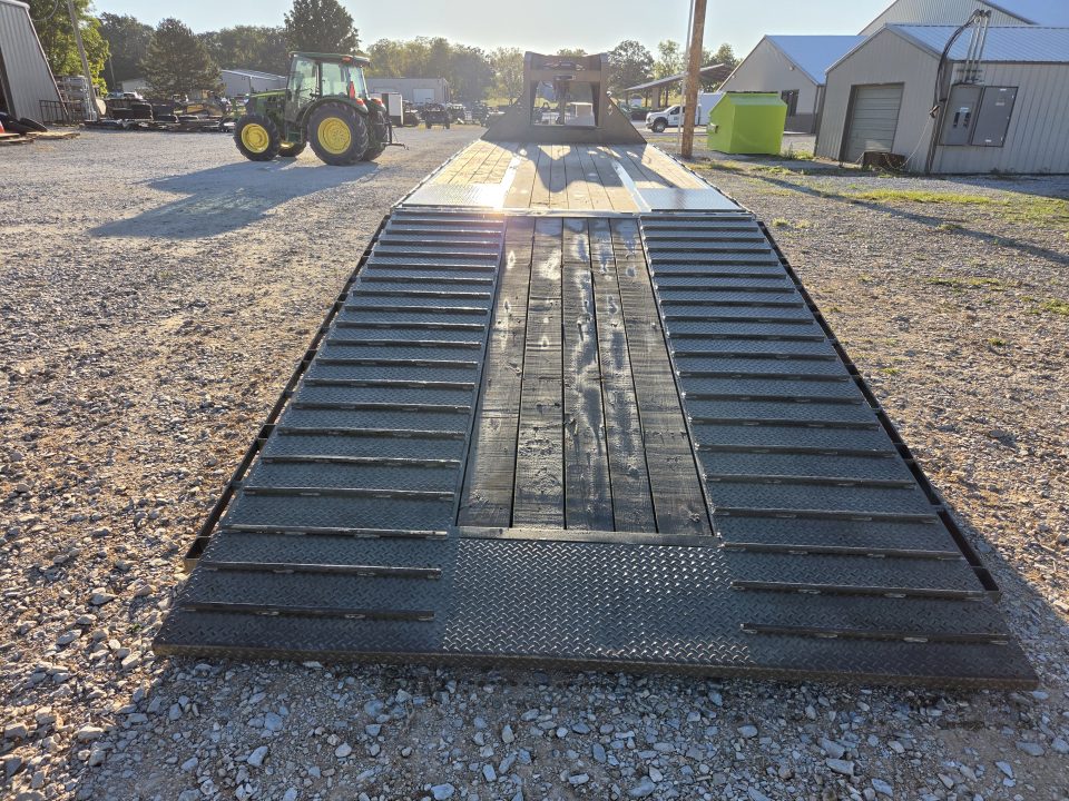 Used 2025 Diamond C 102X32 FMAX210 HYDROTAIL W/HYDROJACKS & 12K WINCH IN NECK