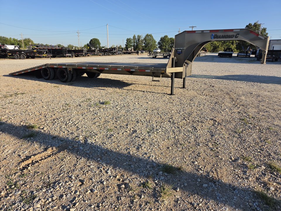 Used 2025 Diamond C 102X32 FMAX210 HYDROTAIL W/HYDROJACKS & 12K WINCH IN NECK