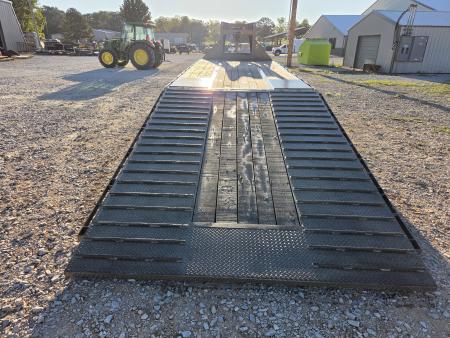 Used 2025 Diamond C 102X32 FMAX210 HYDROTAIL W/HYDROJACKS & 12K WINCH IN NECK