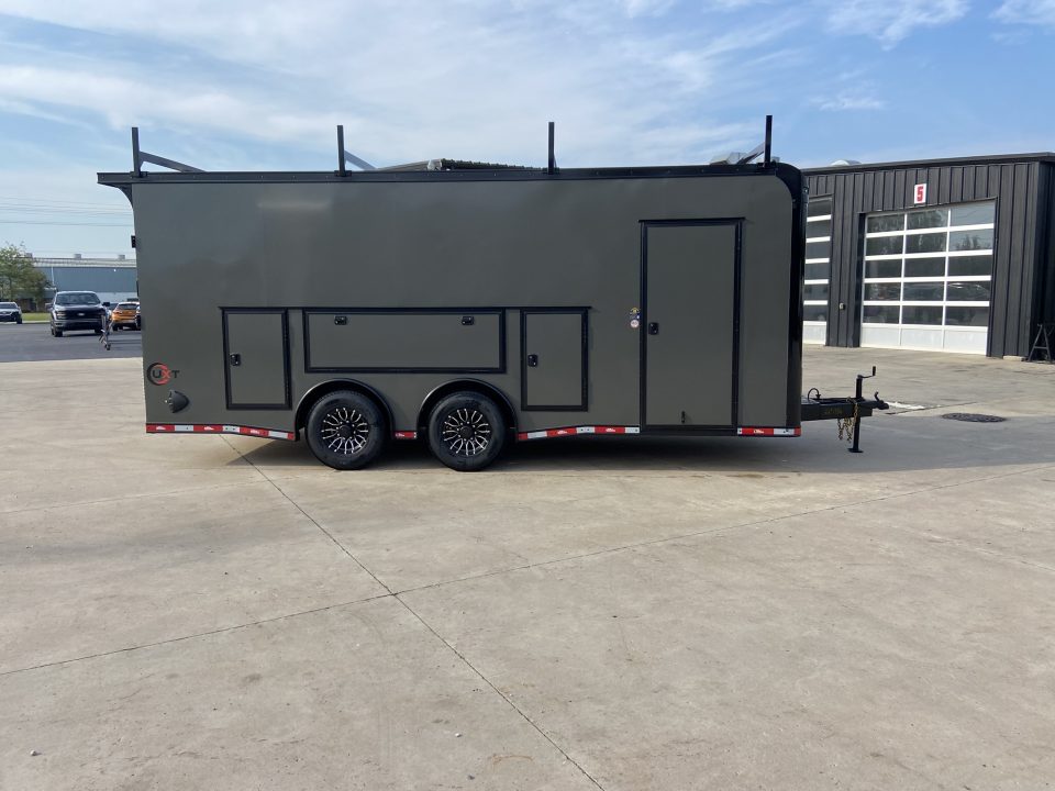 New United Trailers UXT-8.5X20 Contractor