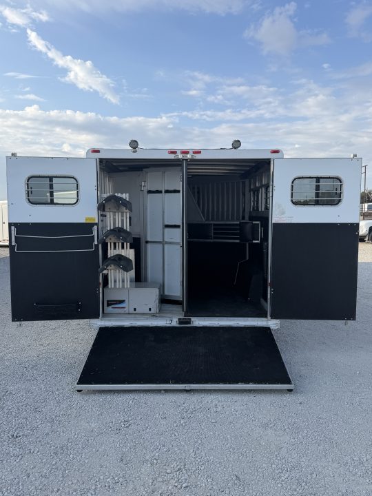 Used 2000 Sundowner 3 Horse Gooseneck Midtack 12'5" Living Quarters With Generator Horse Trailer