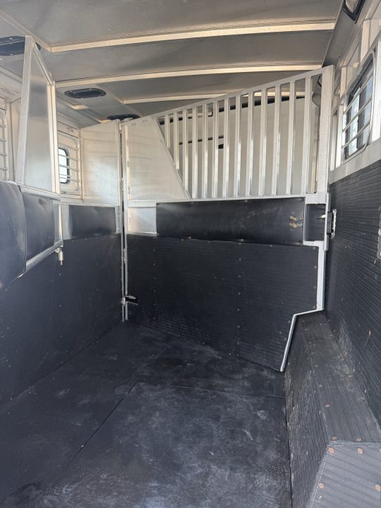 Used 2000 Sundowner 3 Horse Gooseneck Midtack 12'5" Living Quarters With Generator Horse Trailer