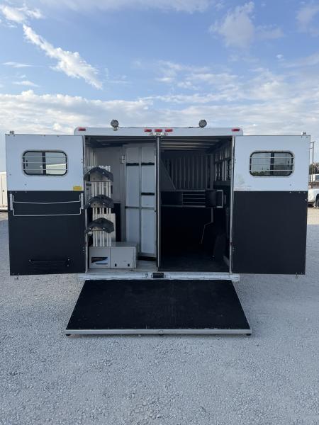 Used 2000 Sundowner 3 Horse Gooseneck Midtack 12'5" Living Quarters With Generator Horse Trailer