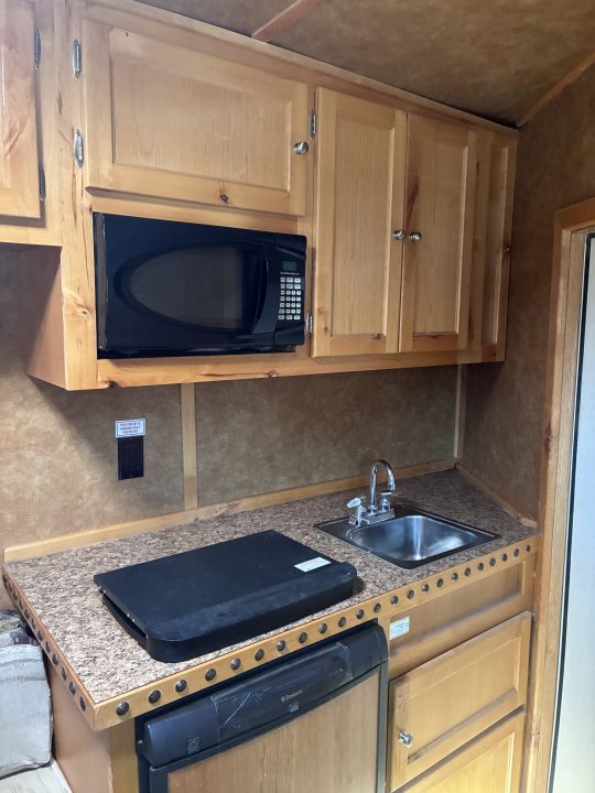 Used 2010 Exiss 4H GN Sport ES-400 Weekender Horse Trailer