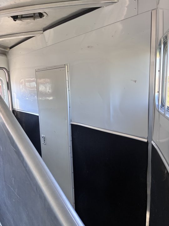 Used 2010 Exiss 4H GN Sport ES-400 Weekender Horse Trailer