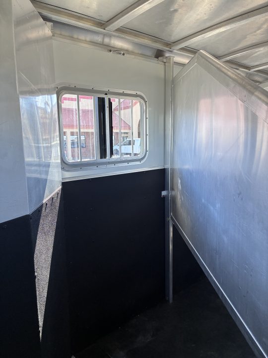 Used 2010 Exiss 4H GN Sport ES-400 Weekender Horse Trailer