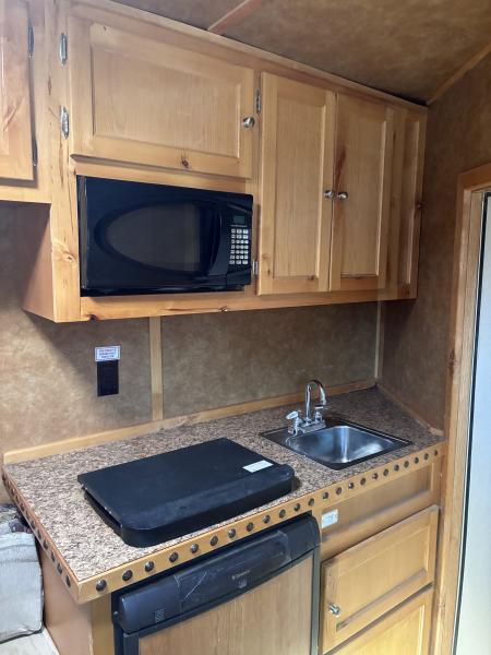 Used 2010 Exiss 4H GN Sport ES-400 Weekender Horse Trailer