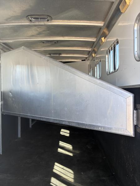 Used 2010 Exiss 4H GN Sport ES-400 Weekender Horse Trailer