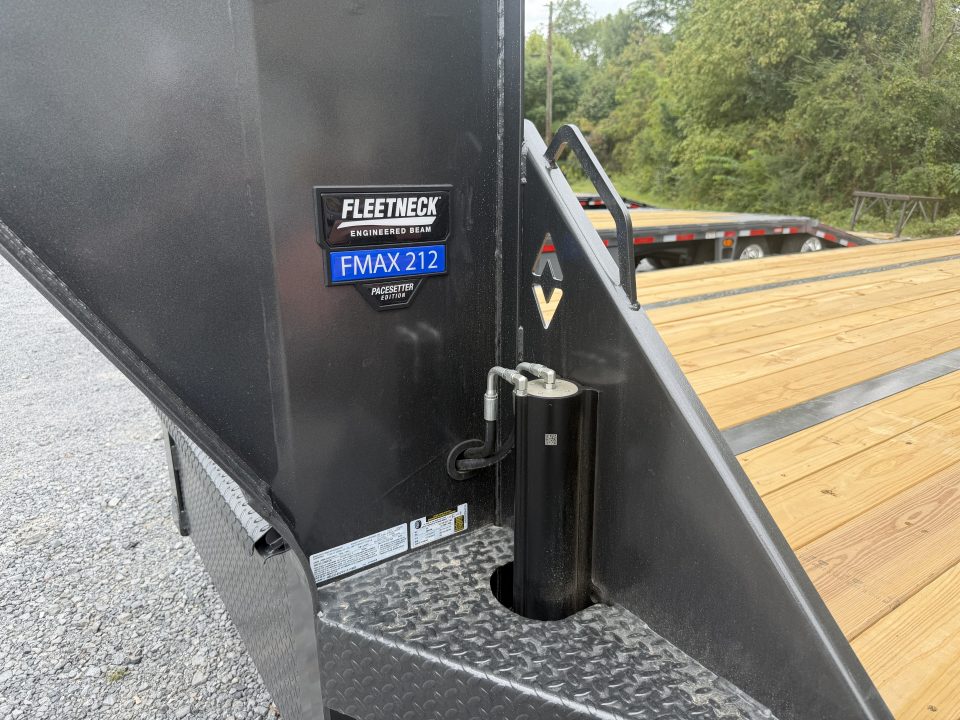 New 2027 Diamond C FMAX212 GOOSENECK TRAILER PACESETTER HYDRO JACKS & DOVE DISC BRAKES ALUMINUM OUTER RIMS