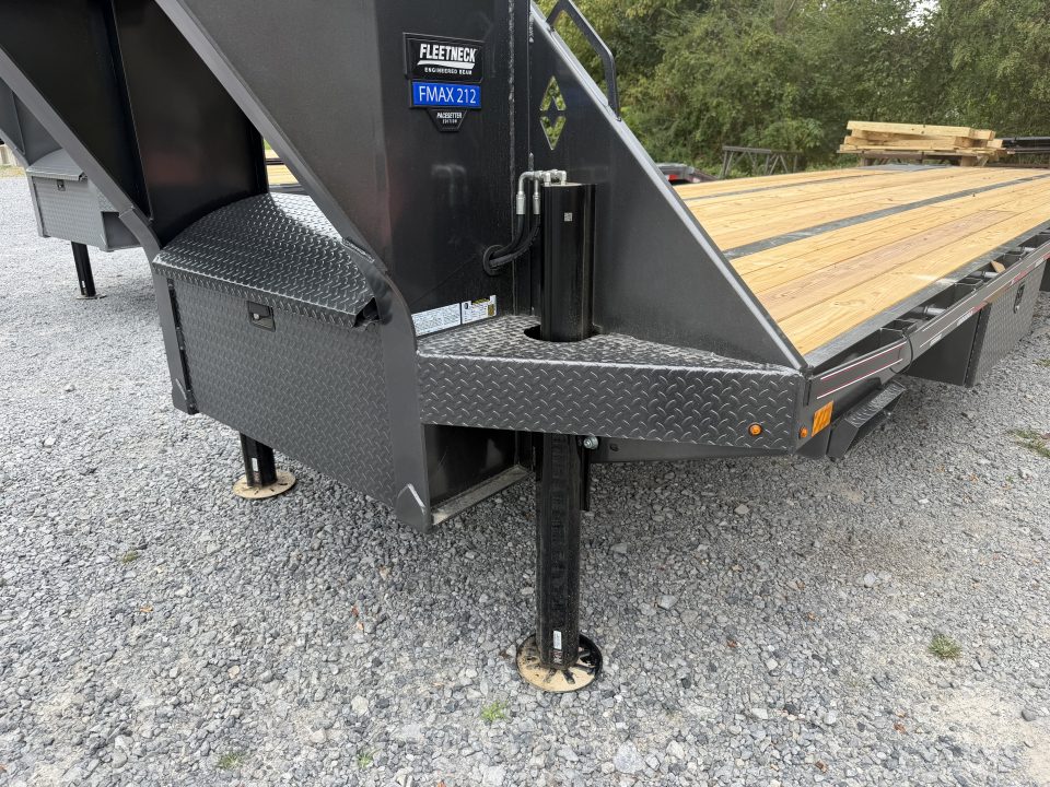 New 2027 Diamond C FMAX212 GOOSENECK TRAILER PACESETTER HYDRO JACKS & DOVE DISC BRAKES ALUMINUM OUTER RIMS