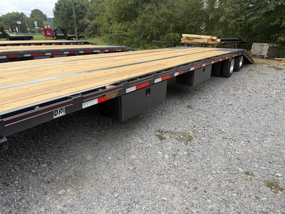 New 2027 Diamond C FMAX212 GOOSENECK TRAILER PACESETTER HYDRO JACKS & DOVE DISC BRAKES ALUMINUM OUTER RIMS
