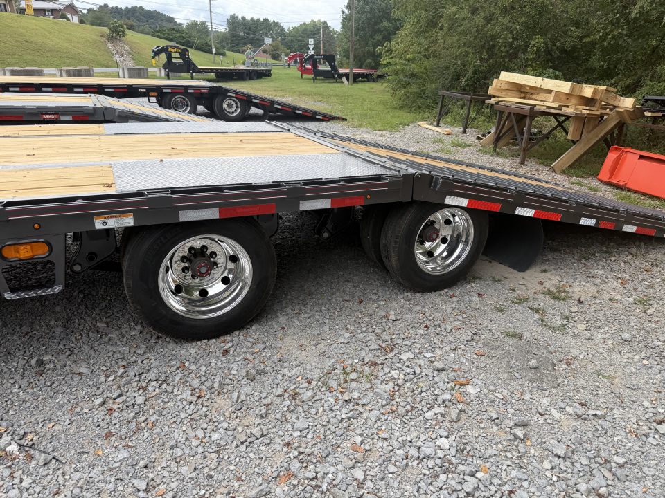 New 2027 Diamond C FMAX212 GOOSENECK TRAILER PACESETTER HYDRO JACKS & DOVE DISC BRAKES ALUMINUM OUTER RIMS