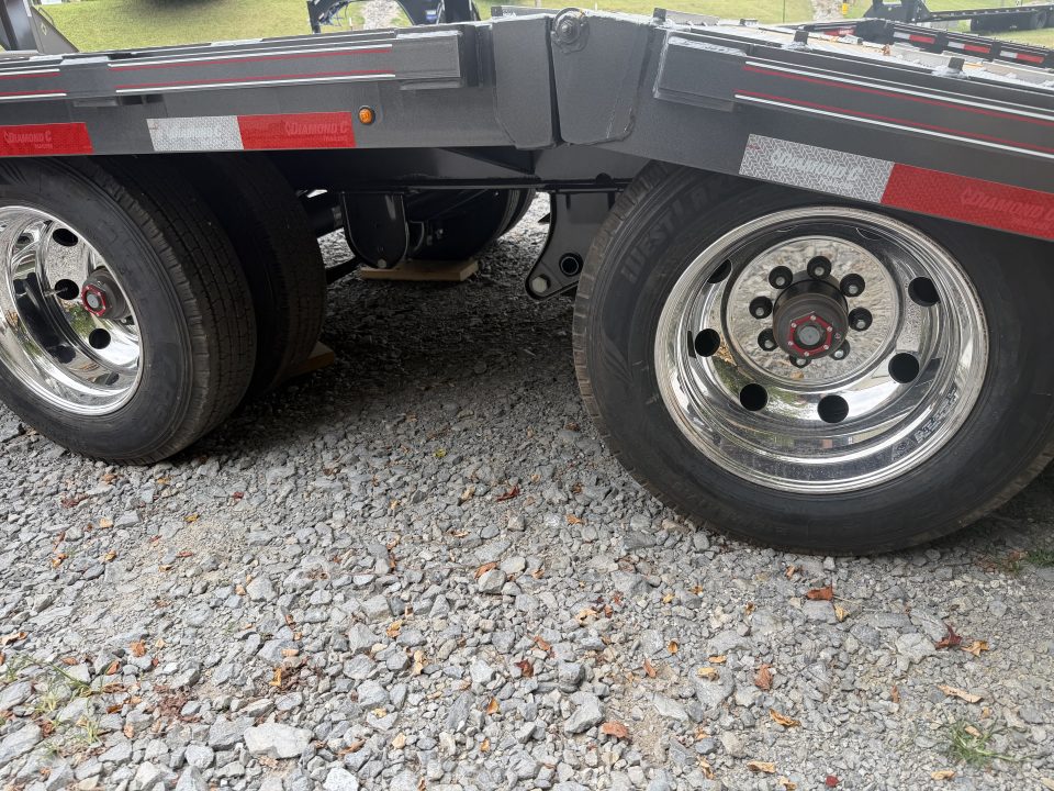New 2027 Diamond C FMAX212 GOOSENECK TRAILER PACESETTER HYDRO JACKS & DOVE DISC BRAKES ALUMINUM OUTER RIMS