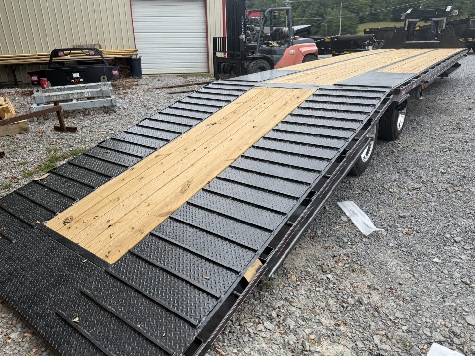 New 2027 Diamond C FMAX212 GOOSENECK TRAILER PACESETTER HYDRO JACKS & DOVE DISC BRAKES ALUMINUM OUTER RIMS