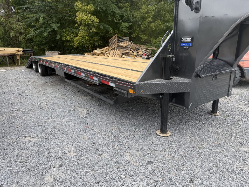 New 2027 Diamond C FMAX212 GOOSENECK TRAILER PACESETTER HYDRO JACKS & DOVE DISC BRAKES ALUMINUM OUTER RIMS