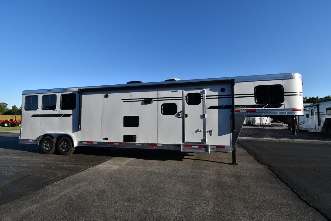 New 2027 Lakota Legacy 8315SR Horse Trailer