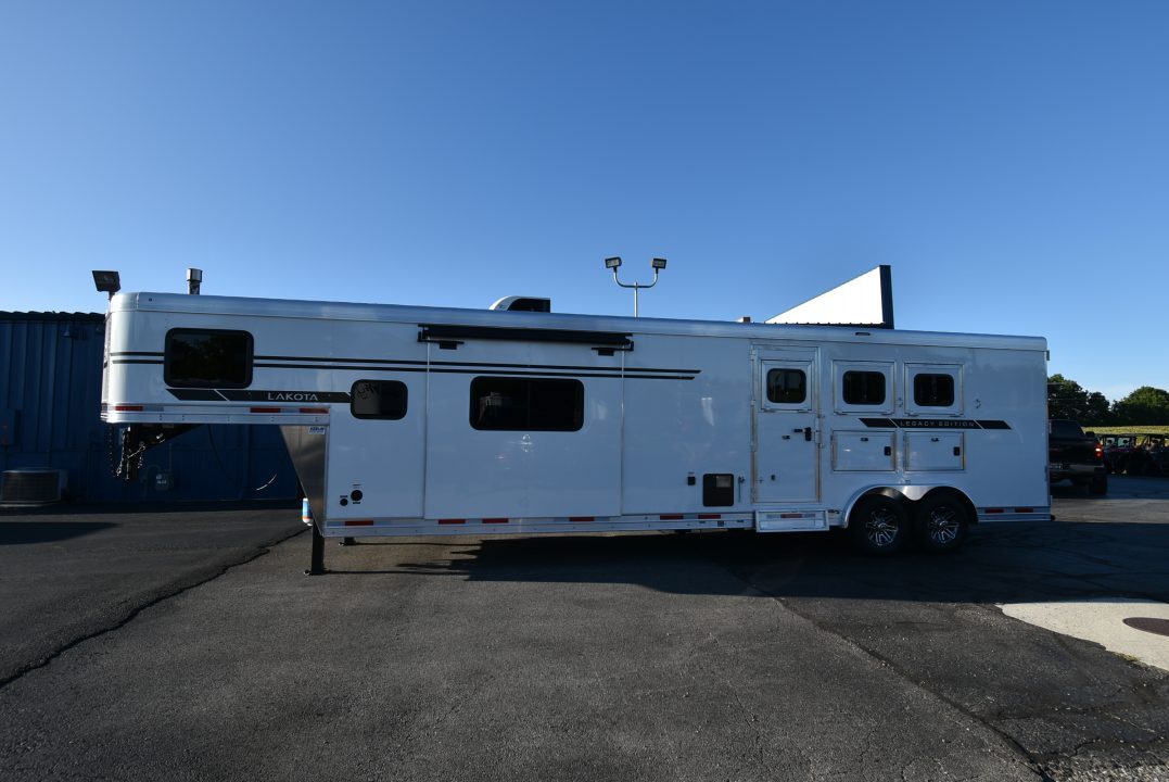 New 2027 Lakota Legacy 8315SR Horse Trailer